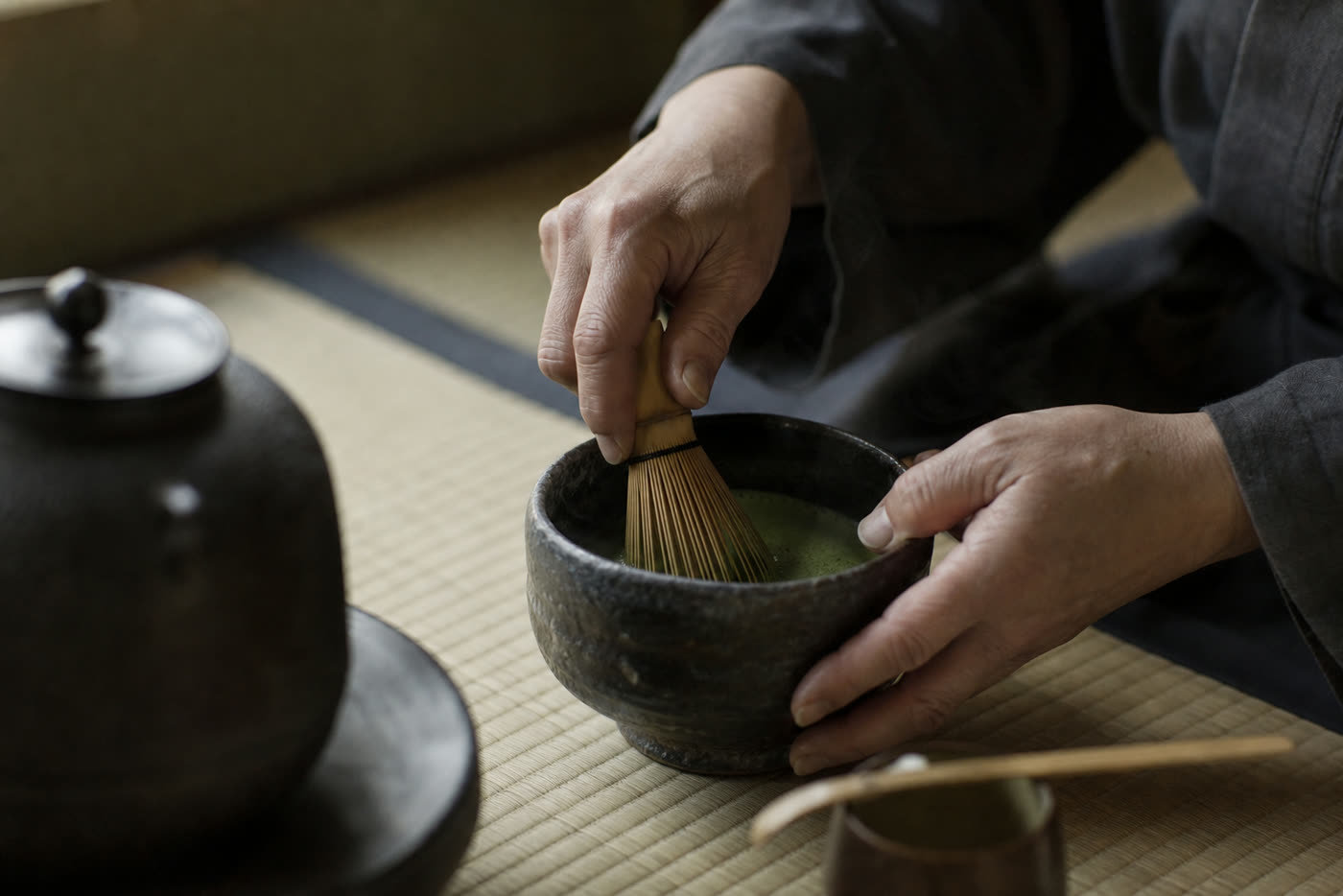 茶筅で抹茶を点てる手元